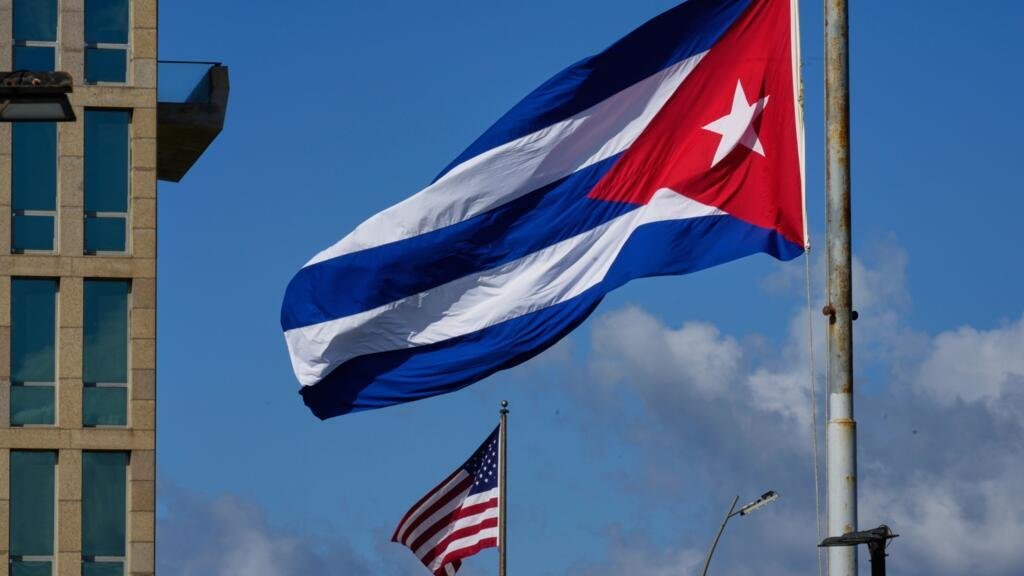 La bandera cubana ondea a media asta en La Habana en memoria de los cubanos muertos dos días antes en Caracas durante la captura de Nicolás Maduro por fuerzas estadounidenses.