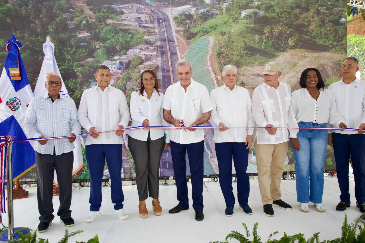 Abinader inaugura ampliación a cuatro vías de entrada a Samaná imagen