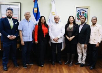 ADOMPRETUR y MESCYT exploran alianza para capacitar periodistas