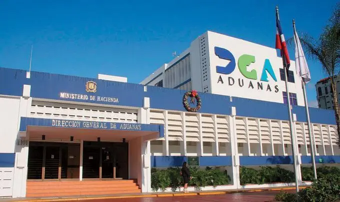Aduanas incauta más de 426 mil dólares no declarados en la RD imagen
