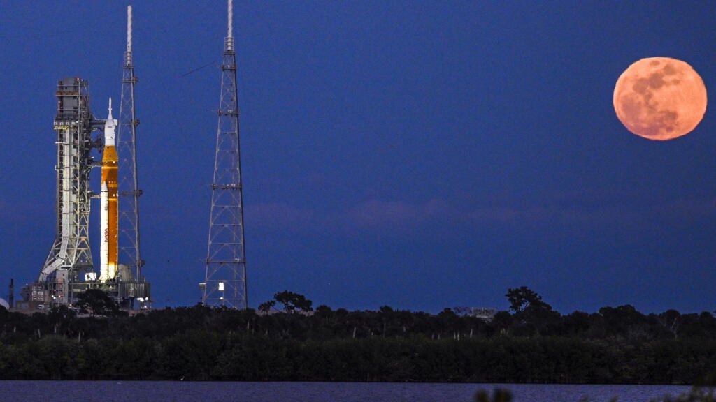 El cohete Space Launch System (SLS) y la nave espacial Orion, integrados para la misión Artemis II en la plataforma de lanzamiento 39B del Centro Espacial Kennedy en Cabo Cañaveral, Florida.