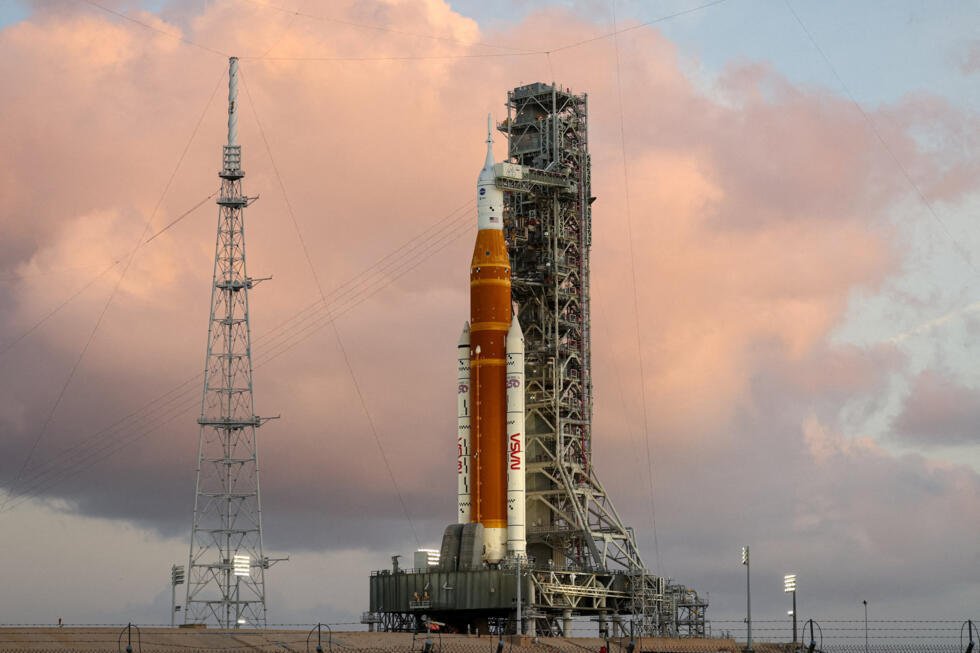 Misión de sobrevuelo lunar Artemis II de la NASA, con el cohete lunar de última generación, el cohete Space Launch System (SLS) y la cápsula tripulada Orion, en la plataforma 39B antes del lanzamiento de la misión Artemis II en el Centro Espacial Kennedy en Cabo Cañaveral, Florida, EE. UU., 31 de marzo de 2026.