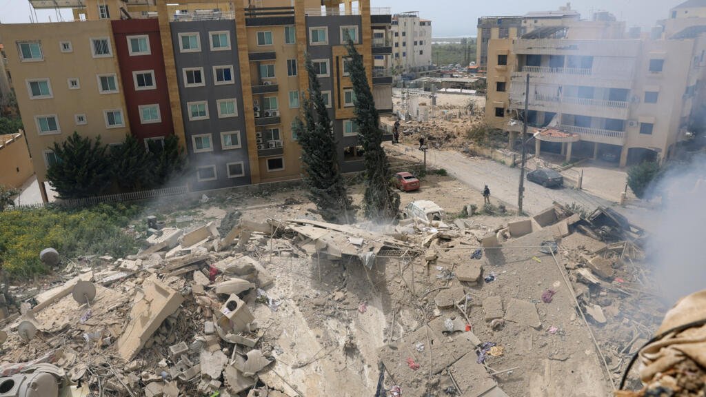 Escombros de un edificio destruido tras un ataque aéreo israelí, en medio de la escalada de hostilidades entre Israel y Hezbolá, mientras continúa el conflicto entre Estados Unidos e Israel contra Irán, en Tiro, Líbano, 4 de abril de 2026