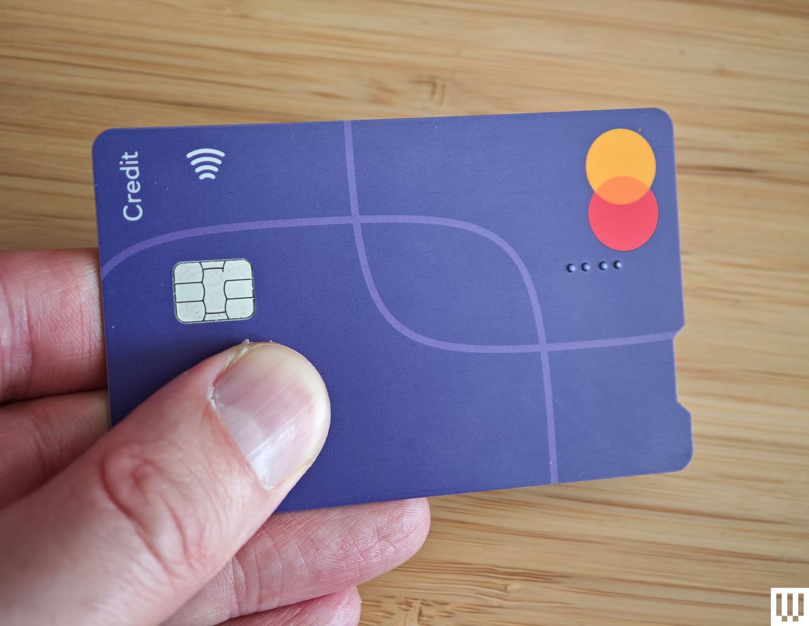 una mano sostiene una tarjeta de crdito