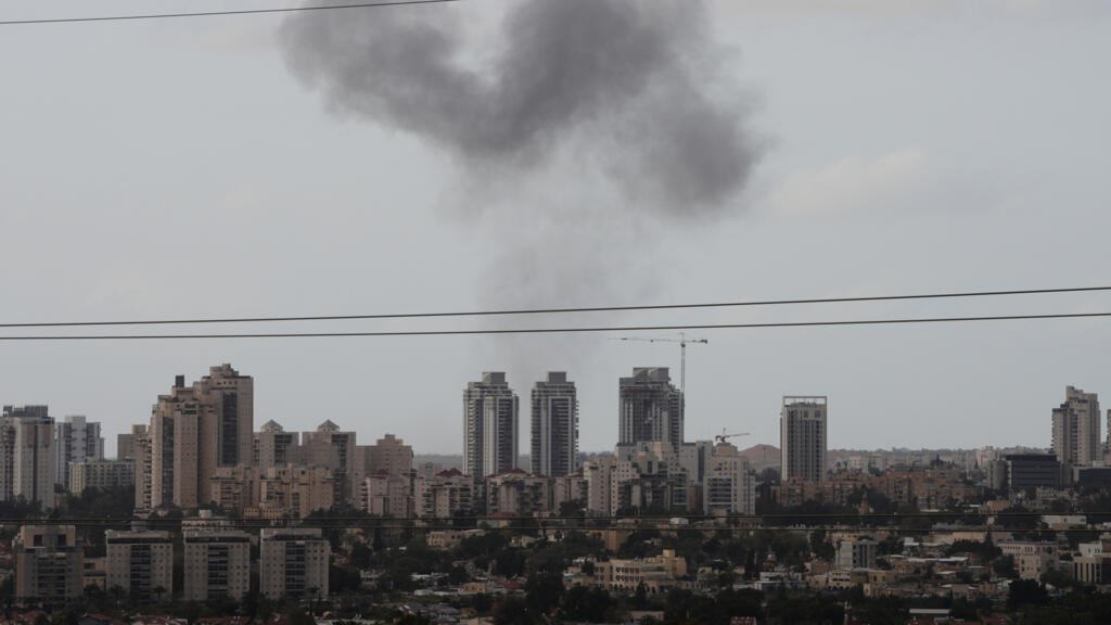 Photo d'illustration – Un nuage de fumée s'élève au-dessus de Beersheba, dans le sud d'Israël, après que la ville a été touchée par un missile iranien le 29 mars 2026