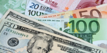 Dólar subió un centavo, euro 25; eran vendidos a 61.20 y 72.39