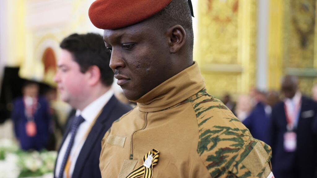 En esta fotografía de grupo distribuida por la agencia estatal rusa Sputnik, el líder de la junta de Burkina Faso, el capitán Ibrahim Traoré, asiste a una cena de recepción ofrecida por el presidente ruso para los líderes extranjeros que asisten a las celebraciones del Día de la Victoria, que marca el 80 aniversario de la victoria de la Unión Soviética sobre la Alemania nazi en la Segunda Guerra Mundial (Segunda Guerra Mundial), en el Kremlin en Moscú el 8 de mayo de 2025.