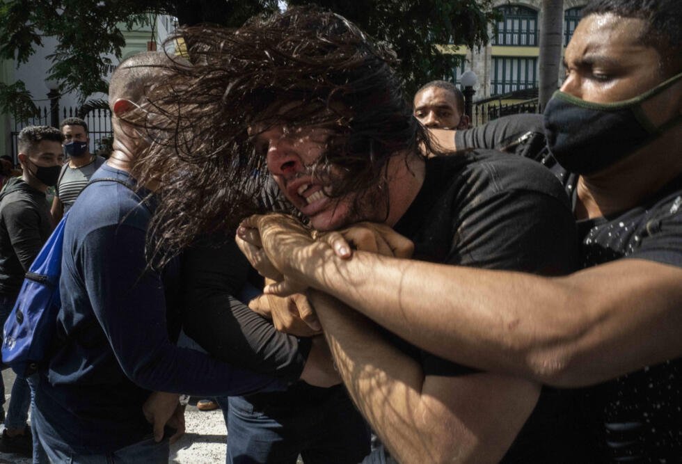 En esta fotografía de archivo del 11 de julio de 2021, policías vestidos de civil detienen a un manifestante antigubernamental durante una protesta por los altos precios, la escasez de alimentos y los cortes de electricidad, mientras que algunas personas también pedían un cambio de gobierno, en La Habana, Cuba. El presidente cubano, Miguel Díaz-Canel, ha hecho por primera vez algunas autocríticas al reconocer que las deficiencias del gobierno a la hora de gestionar la escasez y otros problemas contribuyeron a las protestas.