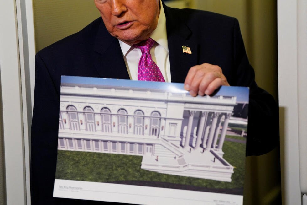 El presidente de Estados Unidos, Donald Trump, habla con los medios de comunicación mientras muestra unas imágenes del futuro salón de baile de la Casa Blanca, a bordo del Air Force One de camino a la Base Conjunta Andrews, en Maryland (EE. UU.), el 29 de marzo de 2026.