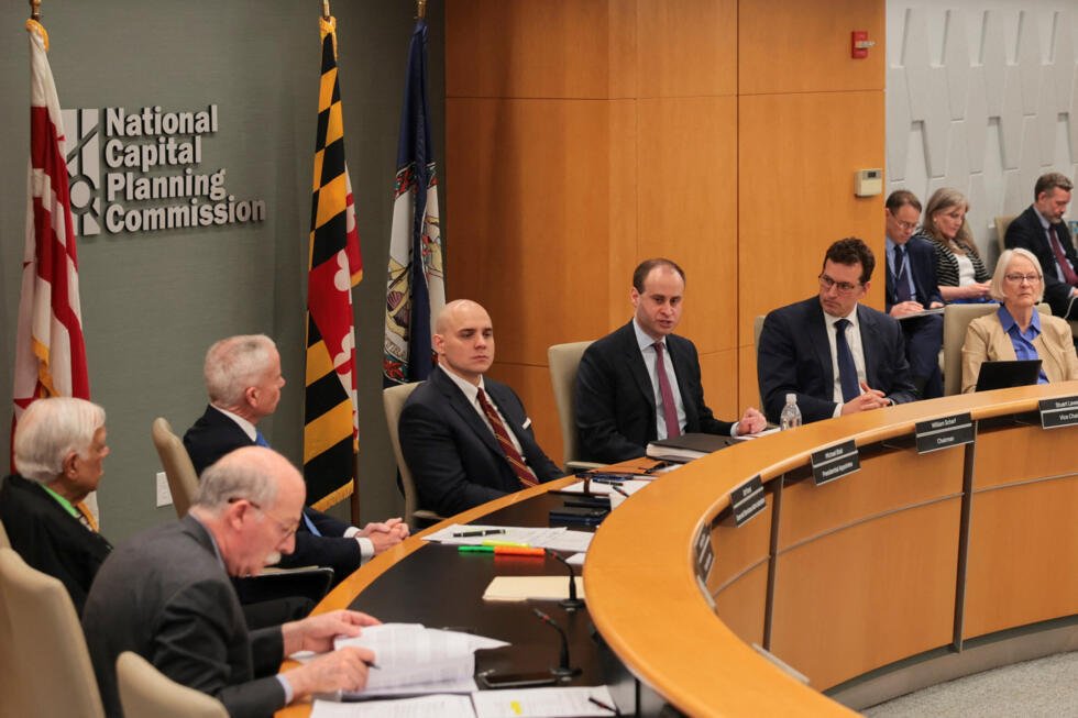 El presidente de la Comisión de Planificación de la Capital Nacional (NCPC), William Scharf, y el miembro de la comisión Michael Blair asisten a una reunión de la Comisión de Planificación de la Capital Nacional para deliberar y votar sobre la aprobación de los planes del proyecto del salón de baile del ala este de la Casa Blanca de Trump en Washington, D.C., EE. UU., el 2 de abril de 2026.