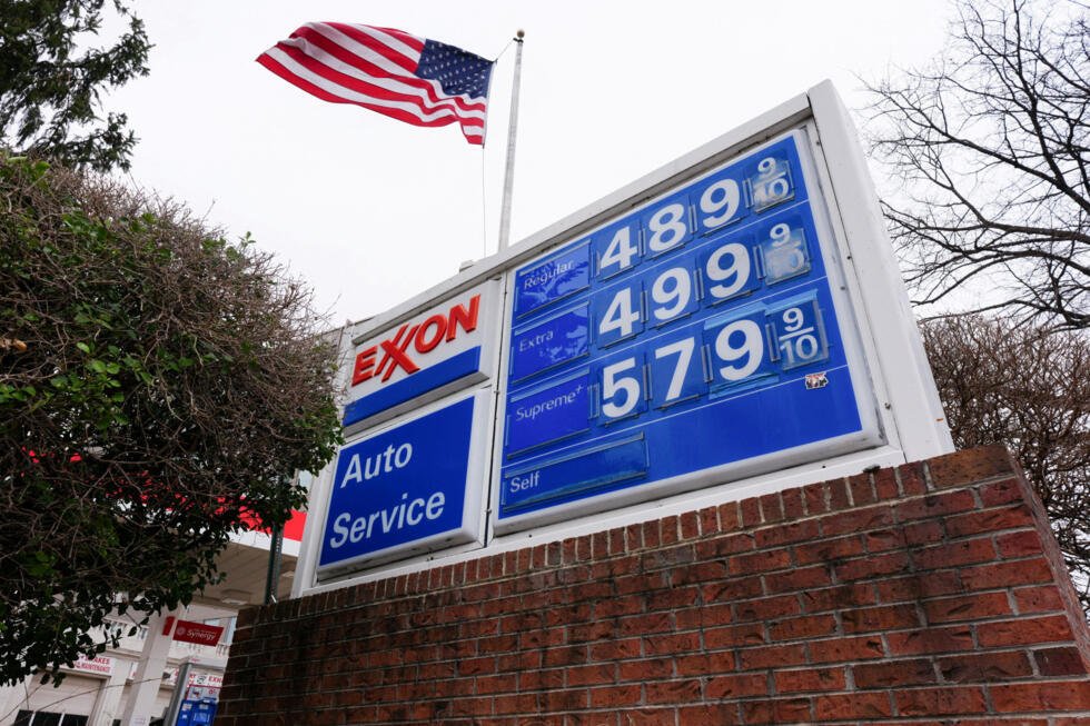 Un cartel muestra los precios de la gasolina en medio del conflicto entre Estados Unidos e Israel con Irán, en Washington D.C., EE. UU., 15 de marzo de 2026.
