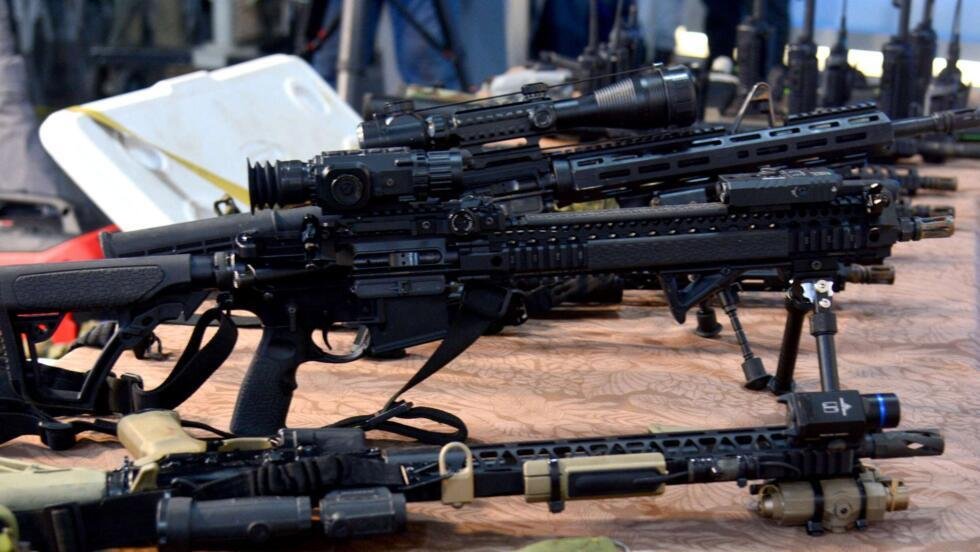 Armas incautadas de una lancha rápida que se infiltró en Cuba se muestran a los medios, en La Habana, Cuba, el 27 de febrero de 2026.