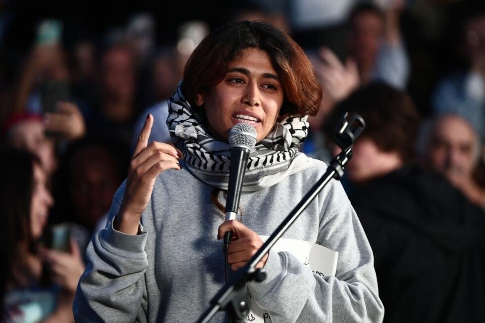 المحامية الفرنسية-الفلسطينية وعضو البرلمان الأوروبي عن حزب "فرنسا الأبية" ريما حسن تتحدث إلى المتظاهرين الذين تجمعوا خلال وقفة دعم لها في ساحة الجمهورية بباريس يوم 12 حزيران/يونيو 2025،