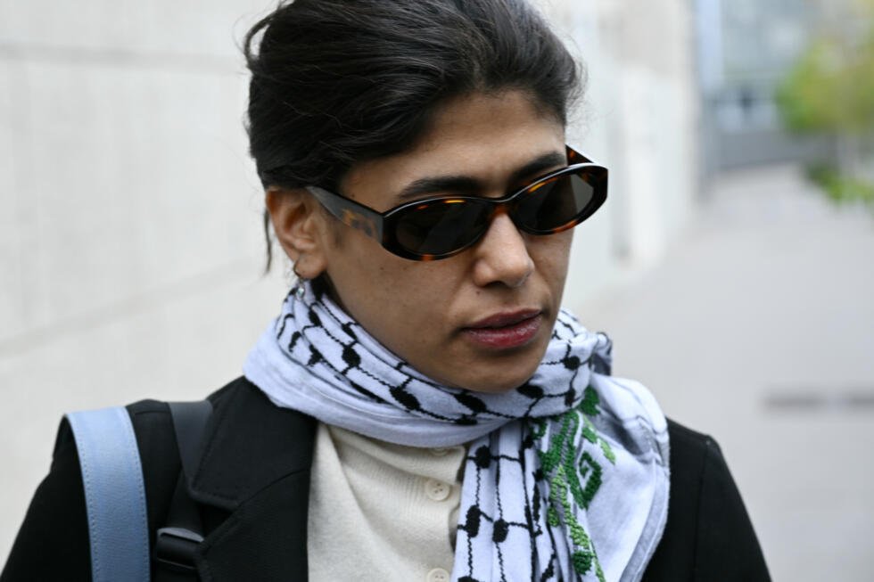 Archivo: la eurodiputada de LFI, Rima Hassan, sale de las dependencias de la policía judicial en París, el 3 de abril de 2026.