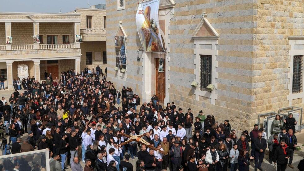 Fieles portan un crucifijo durante las celebraciones del Viernes Santo, en Qlayaa, una de las aldeas cristianas del sur de Líbano que se niegan a huir pese a la cercanía de los ataques israelíes, el 3 de abril de 2026.