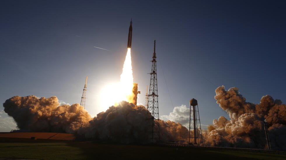 La misión Artemis II de la NASA, cuyo objetivo es realizar un sobrevuelo de la Luna y que cuenta con el cohete Space Launch System (SLS) y la cápsula tripulada Orión, despega del Centro Espacial Kennedy en Cabo Cañaveral, Florida (EE. UU.), el 1 de abril de 2026.