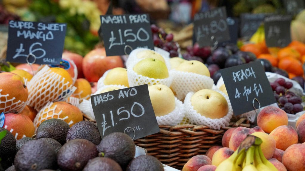 (Archivo) Se muestran los precios de los alimentos en el mercado de Borough en Londres, Reino Unido, el 22 de mayo de 2024.