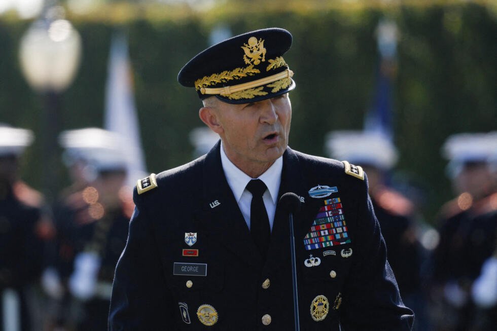 FOTO DE ARCHIVO: El general Randy George, jefe del Estado Mayor del Ejército de los Estados Unidos, pronuncia unas palabras durante una ceremonia en homenaje a los prisioneros de guerra, celebrada en el Pentágono, en Washington, D.C. (EE. UU.), el 19 de septiembre de 2025.