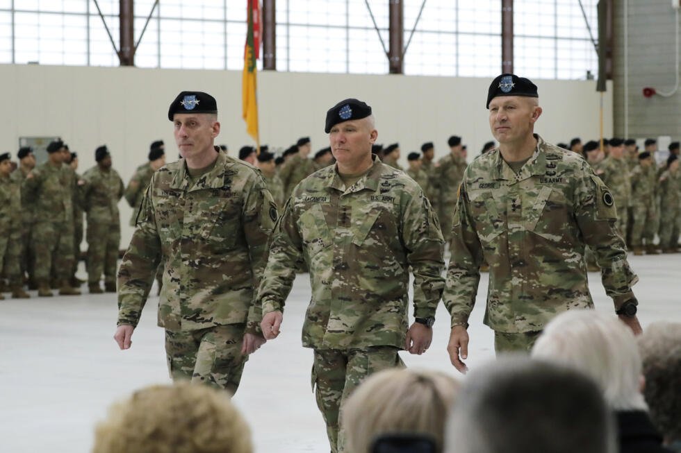 De izquierda a derecha, el teniente general Gary Volesky, el teniente general Paul LaCamera y el teniente general Randy George caminan juntos tras pasar revista a las tropas formadas, el martes 4 de febrero de 2020, durante una ceremonia de cambio de mando celebrada en la Base Conjunta Lewis-McChord, en el estado de Washington. George asumió el mando del 1.er Cuerpo del Ejército de los Estados Unidos, sustituyendo a Volesky, durante la ceremonia.
