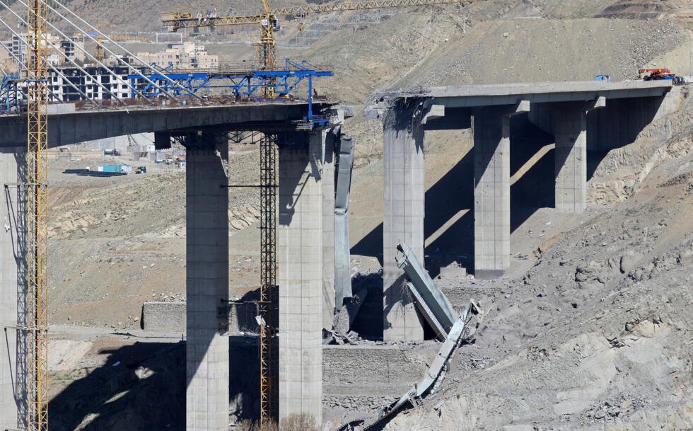 El puente B1 destruido en Karaj, tras un ataque estadounidense, el 3 de abril de 2026 en Irán