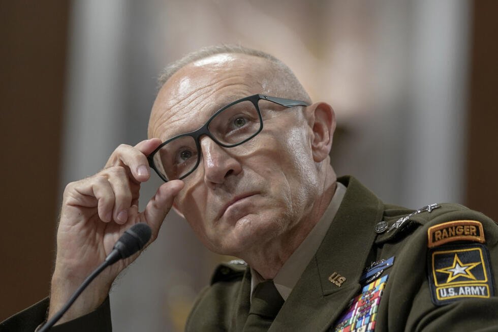 El teniente general del Ejército Randy George testifica durante la audiencia de la Comisión de Servicios Armados del Senado para examinar su nominación para la renovación de su nombramiento como general y para el cargo de jefe del Estado Mayor del Ejército, el miércoles 12 de julio de 2023, en el Capitolio, en Washington.