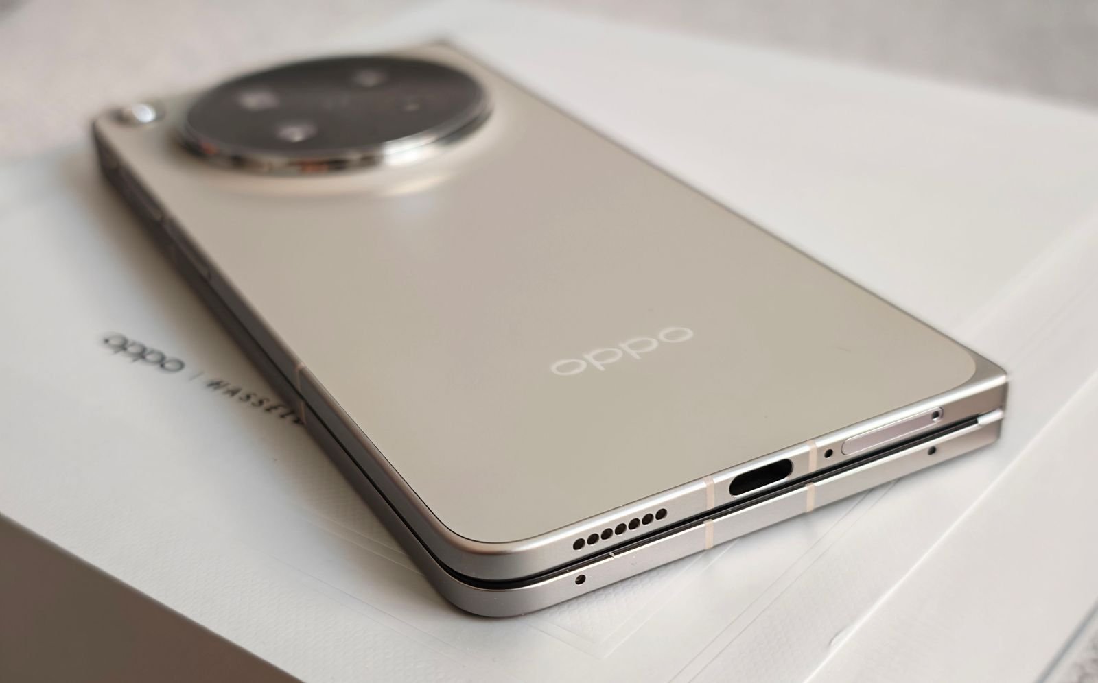 El Oppo Find N6 por la parte trasera.