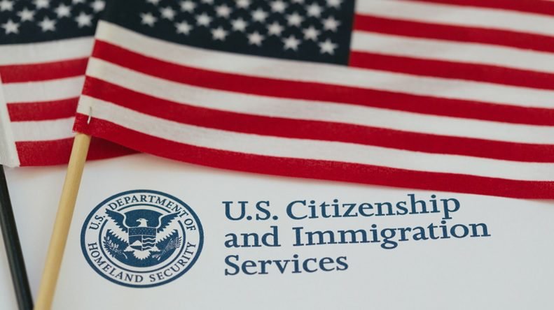 Supremo de EEUU examina orden polémica sobre ciudadanía por nacimiento