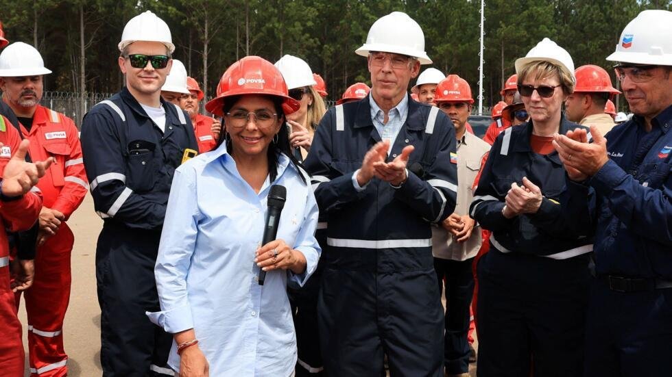 La presidenta interina de Venezuela, Delcy Rodríguez, el secretario de Energía de EE. UU., Chris Wright, y la encargada de negocios de EE. UU. para Venezuela, Laura Dogu, visitan las instalaciones de producción de petróleo en la empresa conjunta entre Chevron y la petrolera estatal PDVSA en la Faja Petrolífera del Orinoco, en el estado de Monagas, Venezuela, el 12 de febrero de 2026.
