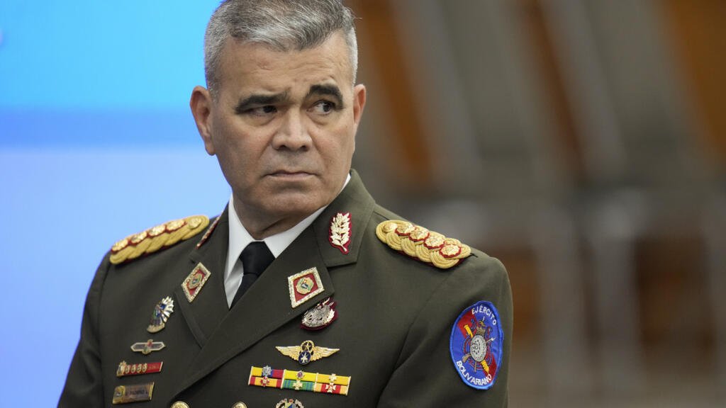 Imagen de archivo. El ministro de Defensa venezolano, Padrino López, espera antes de una rueda de prensa con el presidente venezolano, Nicolás Maduro, en el palacio presidencial de Miraflores, en Caracas (Venezuela), el miércoles 31 de julio de 2024, tres días después de la controvertida reelección de Maduro.