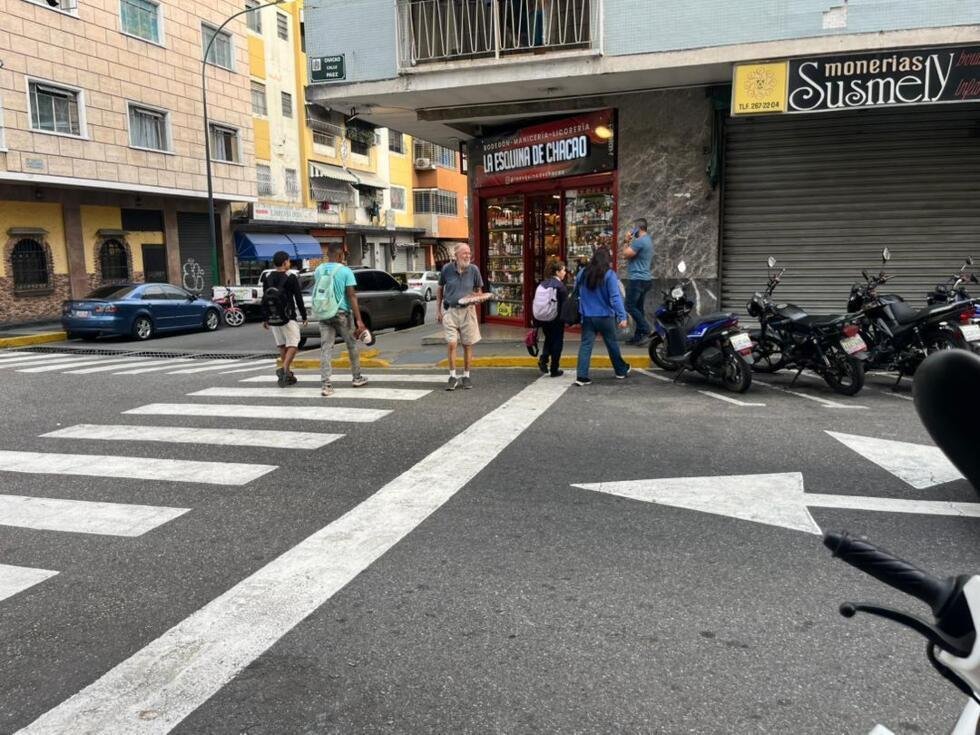 Una foto del sector comercial de Chaco, un vecindario del este de Caracas. La población, en general, tenía altas expectativas de que, tras la intervención de&nbsp;EE. UU. y la salida de Maduro del poder, mejoraría la economía del país. Pero, a la fecha, el cambio no se ha reflejado en el bolsillo de los venezolanos.