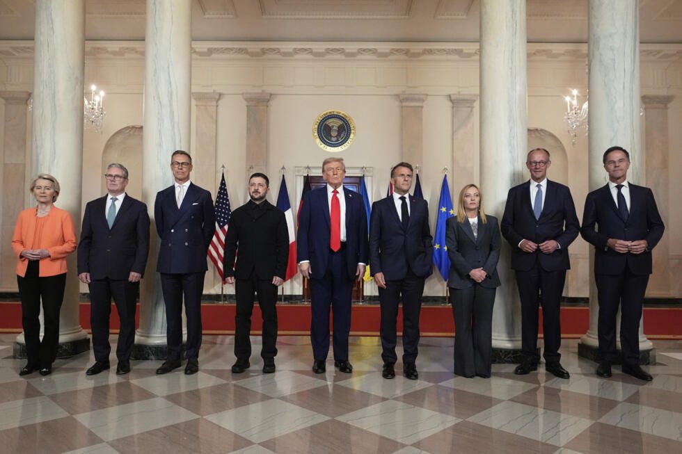 Foto de archivo. Durante 2025, Donald Trump puso contra las cuerdas a los líderes europeos. En repetidas ocasiones, el republicano cuestionó el rol de los Estados del Viejo Continente en las coyunturas internacionales y la efectividad de su intervención en conflictos como la guerra en Ucrania o el manejo de las tensiones con Rusia. A nivel geopolítico y económico, Trump exigió a sus socios europeos reformular su vínculo con Washington de acuerdo con los intereses de la Casa Blanca. En la imagen, los líderes de la OTAN y la Unión Europea posan en para una foto de grupo en el Gran Vestíbulo de la Casa Blanca, el lunes 18 de agosto de 2025, en Washington junto a Trump.