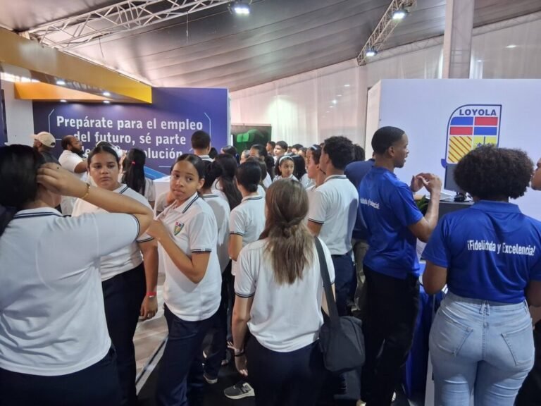 Unas 1,800 personas visitan Feria de Innovación de Proindustria en Santiago